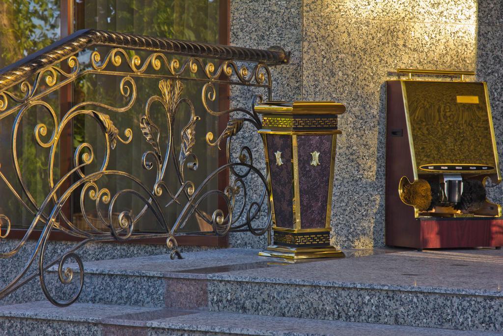Discovery Hotel Bishkek Exterior photo